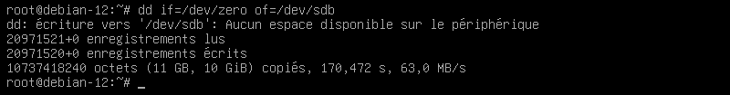 Captura de pantalla de una terminal Linux mostrando el comando dd utilizado para borrar de forma segura el contenido de un disco, llenándolo con ceros (/dev/zero).