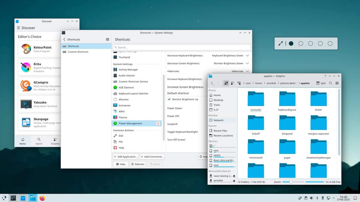 Captura de pantalla del entorno de escritorio KDE Plasma mostrando varias ventanas y widgets, incluyendo el administrador de archivos Dolphin, la configuración de accesos directos y el descubridor de aplicaciones.
