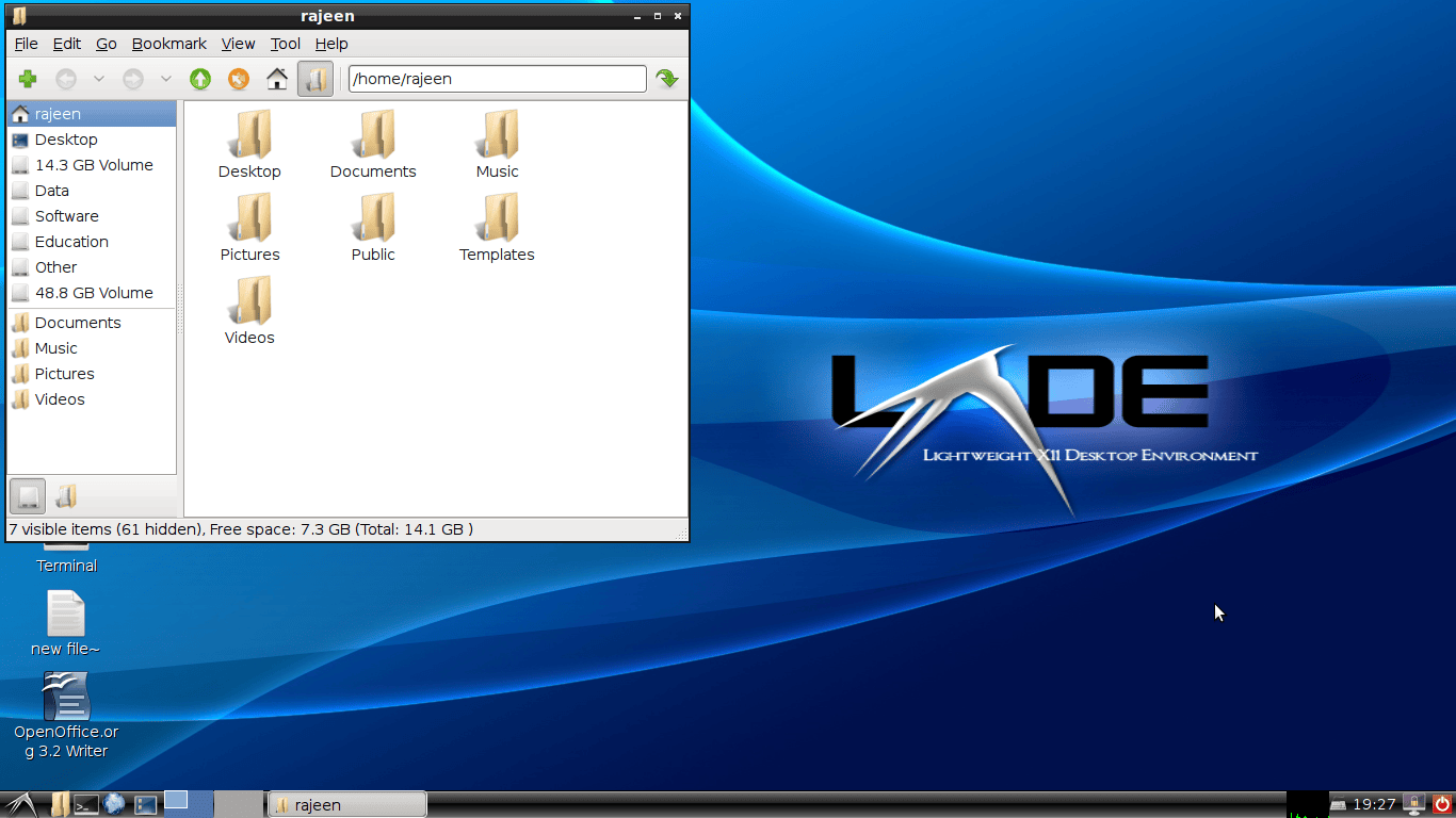 Captura de pantalla del entorno de escritorio LXDE mostrando el administrador de archivos, un fondo azul y el logotipo de LXDE.