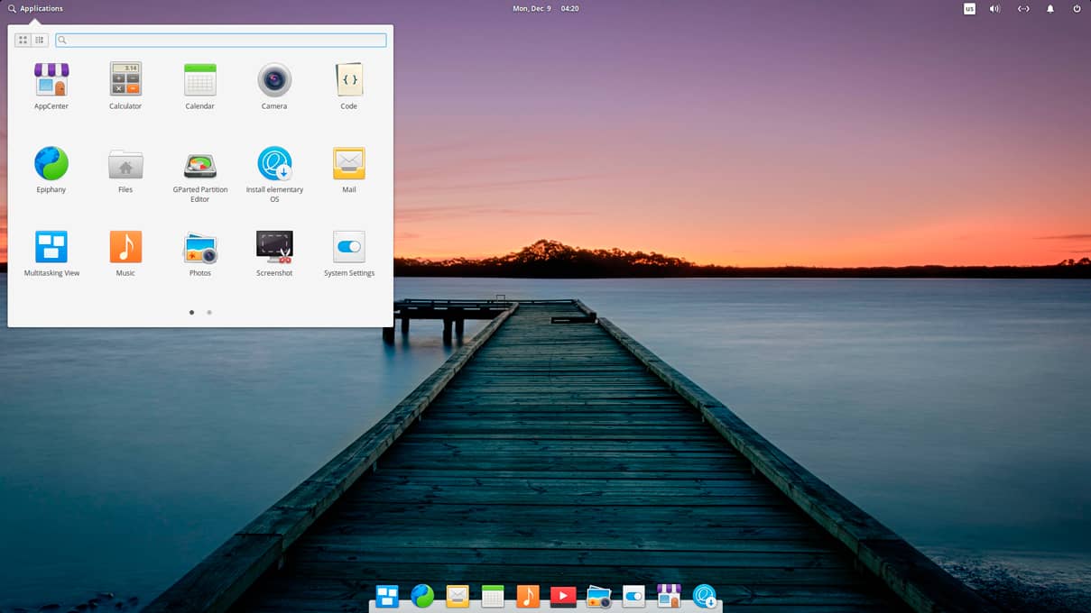 Captura de pantalla del entorno de escritorio Pantheon mostrando el menú de aplicaciones, el dock y un fondo de paisaje sereno.