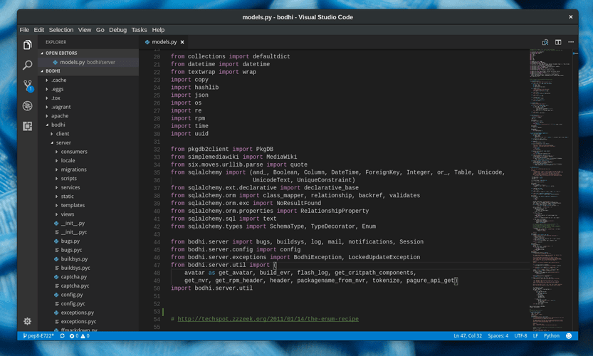 Captura de pantalla de código Python en Visual Studio Code, ejecutandose en Fedora Linux. Excelente opción de mejor Linux para programar.