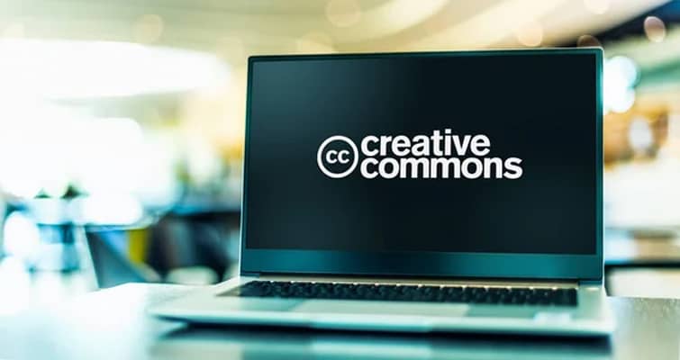 Logo de Creative Commons en la pantalla de un portátil, simbolizando las licencias flexibles para obras creativas.