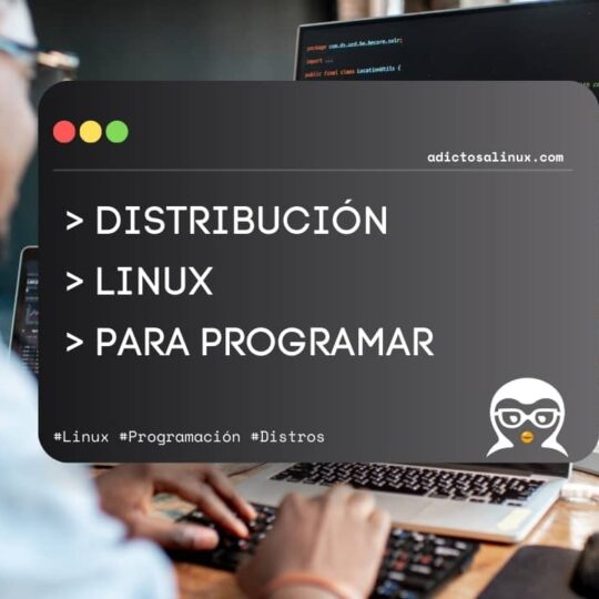 Programador trabajando en un escritorio con dos monitores, mostrando código. Descubre la mejor distribución Linux para programar.