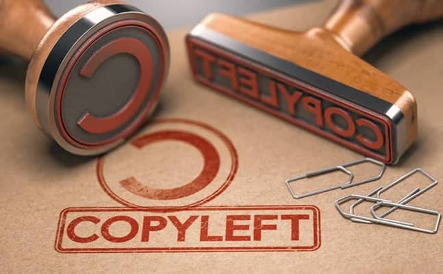Sellos con el símbolo de Copyleft, representando el derecho de copia con libertad para usar, modificar y distribuir.
